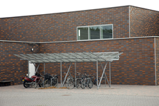 806308 Gezicht op een fietsenstalling bij het Willem C. Schimmelgebouw (Yalelaan 112-114) van de faculteit ...